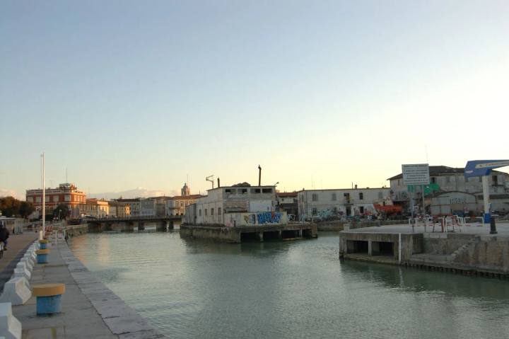 Il porto canale di Senigallia con gli edifici affacciati sull’acqua