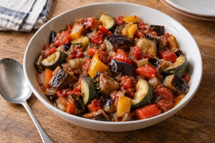Uno stufato di verdure in cui melanzane, zucchine, peperoni e pomodori conservano ancora la loro forma